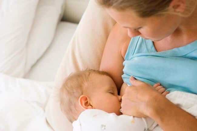 Trẻ 2 tháng tuổi bú mẹ khoảng 6 lần mỗi ngày