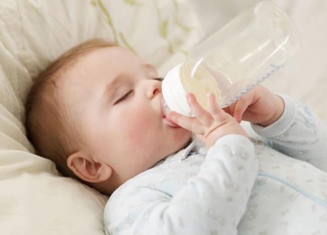 Số lượng cữ bú của sữa công thức ít hơn sữa mẹ
