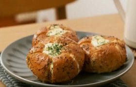 Cách Làm Bánh Mì Bơ Tỏi Phô Mai Thơm Lừng - Giòn Rụm - Dễ Làm