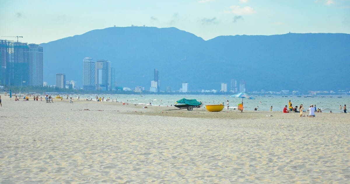 Bãi biển Mỹ Khê Đà Nẵng trong ngày đầu áp dụng giãn cách xã hội | Báo Dân trí