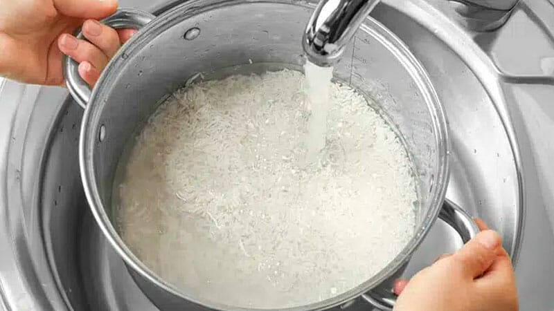 Trước khi nấu, bạn hãy ngâm gạo với nước lạnh tầm 30 phút