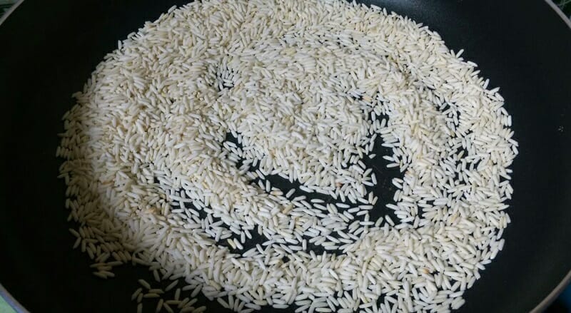 Rang gạo hoặc ngâm gạo trước khi nấu