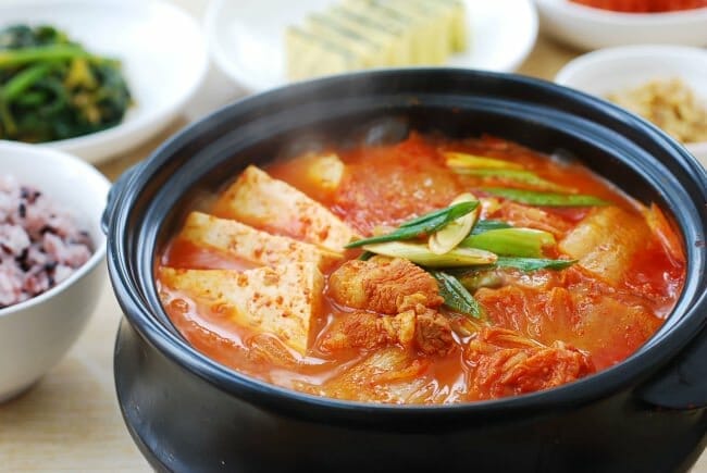Cách nấu canh kim chi siêu ngon đúng chất Hàn Quốc - Bếp Eva