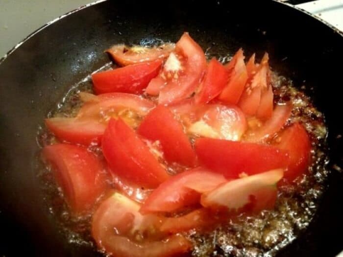 Xào mềm cà chua rồi cho vào nước dùng