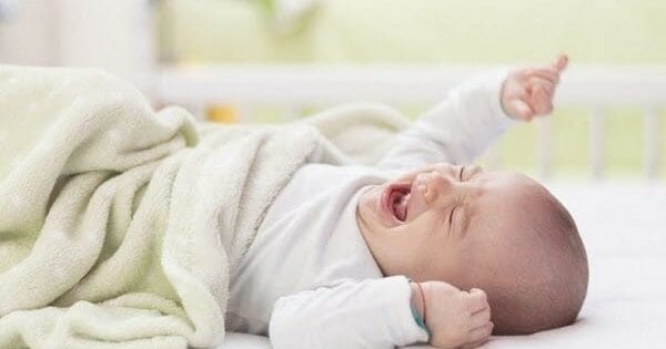 Có nên thay bỉm cho bé khi bé đang ngủ? Các kinh nghiệm vàng cho mẹ!