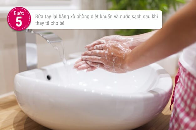 Rửa tay lại bằng xà phòng sau khi thay tã cho bé