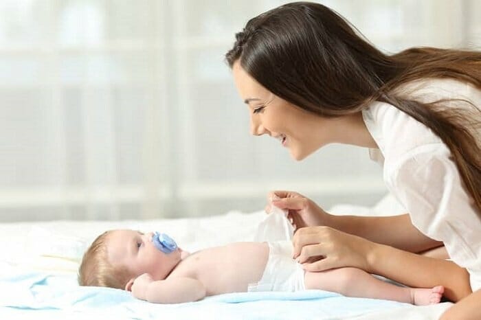 Có nên thay bỉm cho bé khi bé đang ngủ - Cách thay tã nhanh nhất cho trẻ